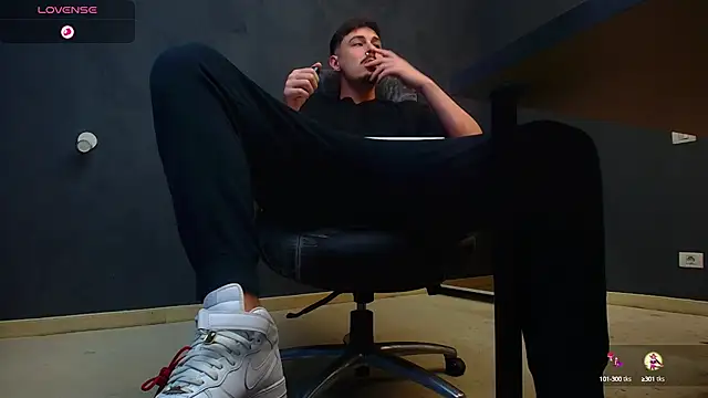 Snapshot of EnzoRace chatting on 10/16/25, 10:38 EnzoRace online show from 10/16/25, 10:38