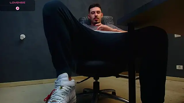 Snapshot of EnzoRace chatting on 10/17/25, 05:21 EnzoRace online show from 10/17/25, 05:21