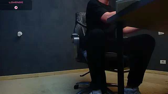 Snapshot of EnzoRace chatting on 10/18/25, 04:26 EnzoRace online show from 10/18/25, 04:26