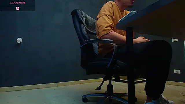 Snapshot of EnzoRace chatting on 10/21/25, 04:35 EnzoRace online show from 10/21/25, 04:35