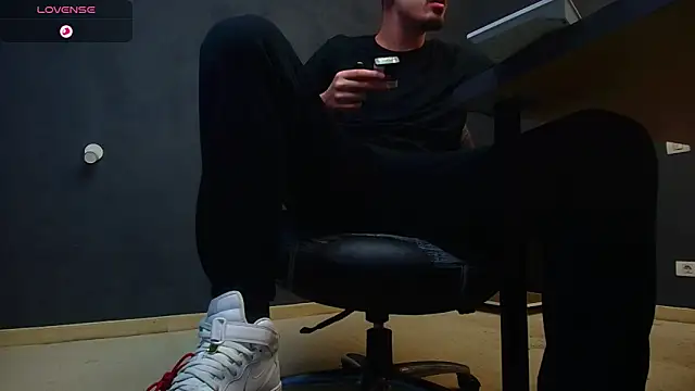 Snapshot of EnzoRace chatting on 10/22/25, 04:46 EnzoRace online show from 10/22/25, 04:46