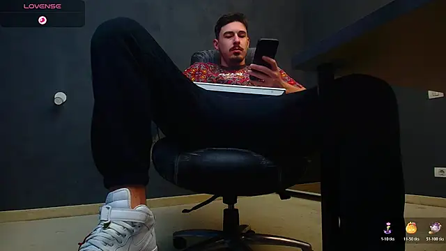 Snapshot of EnzoRace chatting on 10/23/25, 04:56 EnzoRace online show from 10/23/25, 04:56