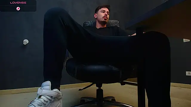 Snapshot of EnzoRace chatting on 10/24/25, 06:21 EnzoRace online show from 10/24/25, 06:21