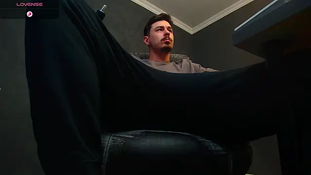 Snapshot of EnzoRace chatting on 10/25/25, 04:53 EnzoRace online show from 10/25/25, 04:53