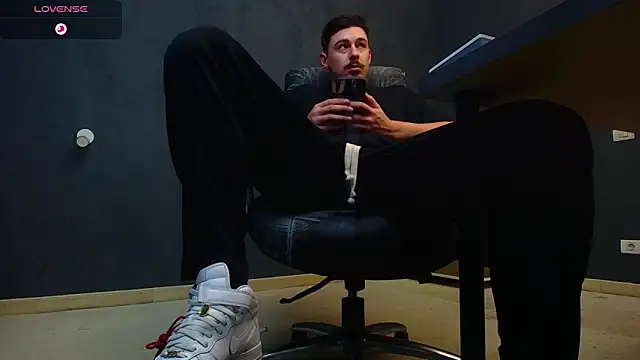 Snapshot of EnzoRace chatting on 10/27/25, 05:55 EnzoRace online show from 10/27/25, 05:55