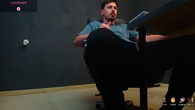 Snapshot of EnzoRace chatting on 10/28/25, 05:44 EnzoRace online show from 10/28/25, 05:44