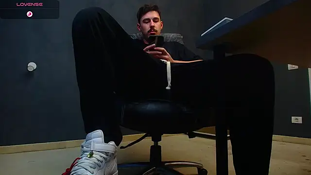 Snapshot of EnzoRace chatting on 10/29/25, 05:53 EnzoRace online show from 10/29/25, 05:53