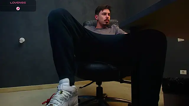 Snapshot of EnzoRace chatting on 10/30/25, 06:15 EnzoRace online show from 10/30/25, 06:15