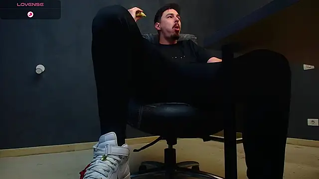 Snapshot of EnzoRace chatting on 10/31/25, 06:47 EnzoRace online show from 10/31/25, 06:47