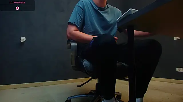 Snapshot of EnzoRace chatting on 11/01/25, 05:53 EnzoRace online show from 11/01/25, 05:53