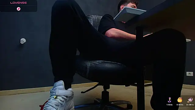 Snapshot of EnzoRace chatting on 11/02/25, 06:38 EnzoRace online show from 11/02/25, 06:38