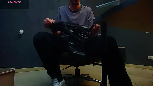 Snapshot of EnzoRace chatting on 11/04/25, 05:50 EnzoRace online show from 11/04/25, 05:50