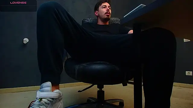 Snapshot of EnzoRace chatting on 11/05/25, 06:02 EnzoRace online show from 11/05/25, 06:02