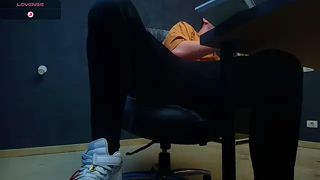 Snapshot of EnzoRace chatting on 11/06/25, 06:03 EnzoRace online show from 11/06/25, 06:03