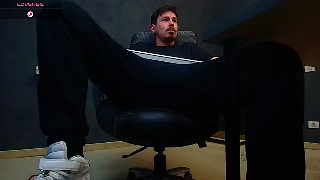 Snapshot of EnzoRace chatting on 11/07/25, 06:02 EnzoRace online show from 11/07/25, 06:02