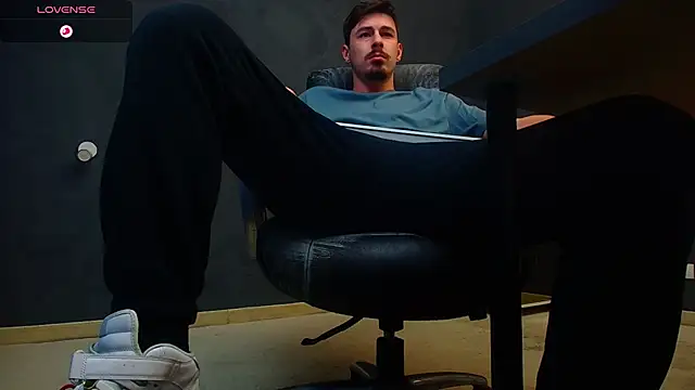 Snapshot of EnzoRace chatting on 11/08/25, 05:51 EnzoRace online show from 11/08/25, 05:51