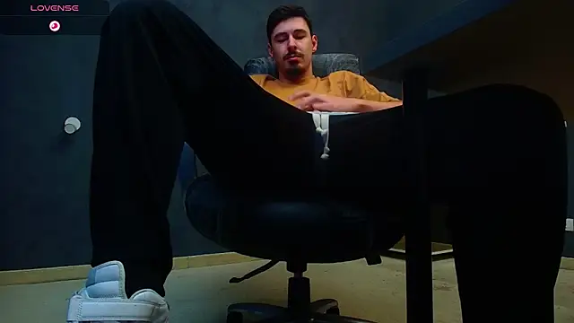 Snapshot of EnzoRace chatting on 11/09/25, 07:17 EnzoRace online show from 11/09/25, 07:17