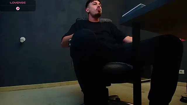 Snapshot of EnzoRace chatting on 11/12/25, 05:30 EnzoRace online show from 11/12/25, 05:30