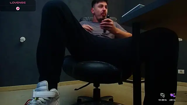 Snapshot of EnzoRace chatting on 11/13/25, 05:39 EnzoRace online show from 11/13/25, 05:39