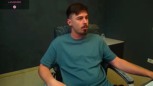 Snapshot of EnzoRace chatting on 11/15/25, 05:49 EnzoRace online show from 11/15/25, 05:49