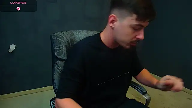 Snapshot of EnzoRace chatting on 11/16/25, 05:46 EnzoRace online show from 11/16/25, 05:46