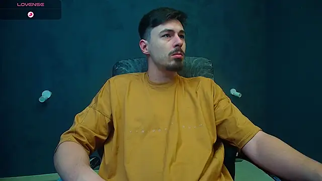 Snapshot of EnzoRace chatting on 11/18/25, 05:34 EnzoRace online show from 11/18/25, 05:34