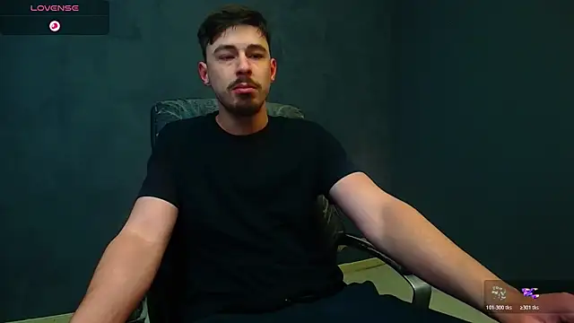 Snapshot of EnzoRace chatting on 11/19/25, 05:40 EnzoRace online show from 11/19/25, 05:40