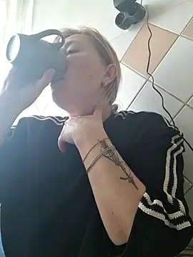 Snapshot of Xseniy chatting on 10/24/25, 09:06 Xseniy online show from 10/24/25, 09:06