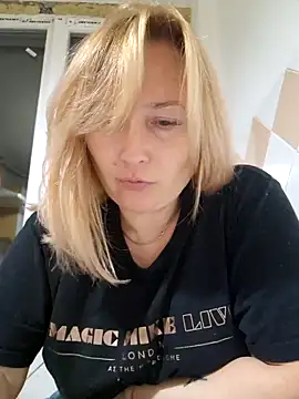 Snapshot of Xseniy chatting on 11/16/25, 05:51 Xseniy online show from 11/16/25, 05:51