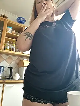 Snapshot of Xseniy chatting on 11/17/25, 06:52 Xseniy online show from 11/17/25, 06:52