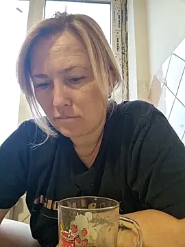 Snapshot of Xseniy chatting on 11/18/25, 06:40 Xseniy online show from 11/18/25, 06:40