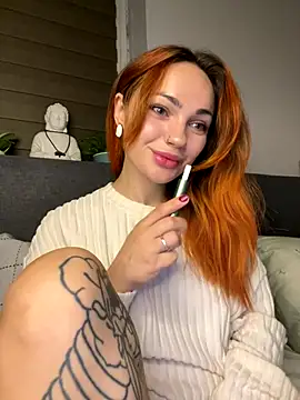 SaraLow online show from 10/10/25, 01:15