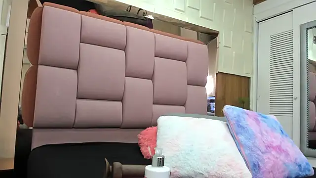 valeriahenao1 online show from 11/11/25, 07:14