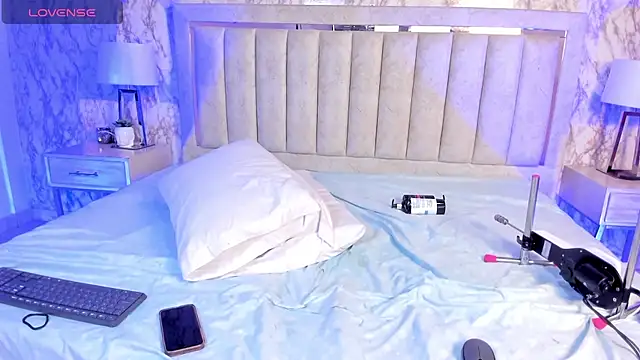 AlaiaMoretti online show from 10/25/25, 05:37