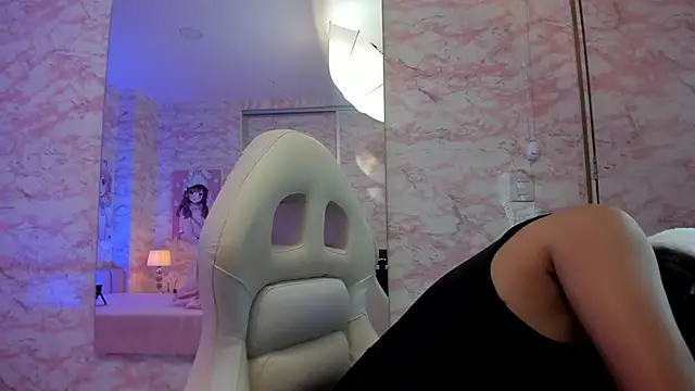 Snapshot of Lhea_Foxx chatting on 11/06/25, 12:00 Lhea Foxx online show from 11/06/25, 12:00