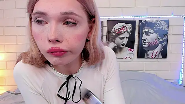 Snapshot of Blondy_Fina chatting on 09/16/25, 04:57 Blondy Fina online show from 09/16/25, 04:57