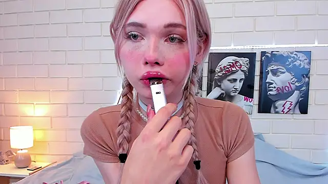 Snapshot of Blondy_Fina chatting on 09/19/25, 04:36 Blondy Fina online show from 09/19/25, 04:36