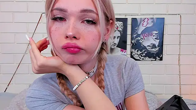 Snapshot of Blondy_Fina chatting on 09/25/25, 05:00 Blondy Fina online show from 09/25/25, 05:00