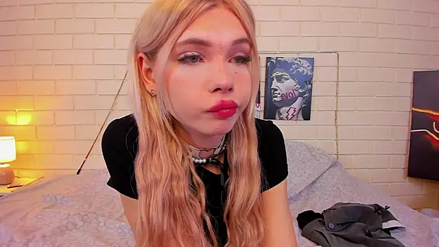 Snapshot of Blondy_Fina chatting on 09/30/25, 04:50 Blondy Fina online show from 09/30/25, 04:50