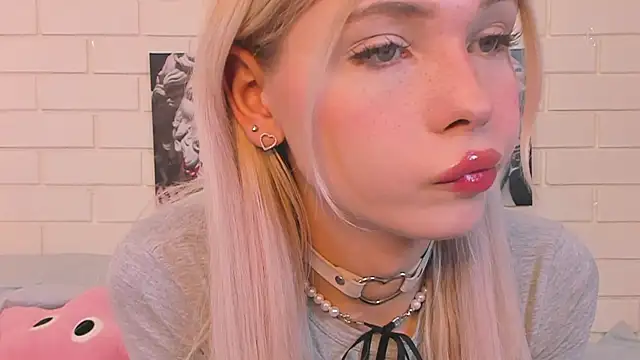 Snapshot of Blondy_Fina chatting on 10/24/25, 04:53 Blondy Fina online show from 10/24/25, 04:53