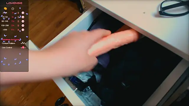 Snapshot of darlingeva1010 chatting on 10/10/25, 02:10 darlingeva1010 online show from 10/10/25, 02:10