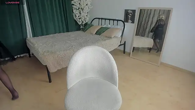 LiliaMoons online show from 11/19/25, 11:32