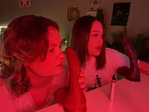 Snapshot of MoonIvy_ chatting on 11/15/25, 05:31 MoonIvy online show from 11/15/25, 05:31