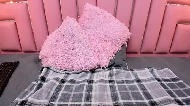 Snapshot of LITTLESUSSYY_ chatting on 11/14/25, 12:04 LITTLESUSSYY online show from 11/14/25, 12:04