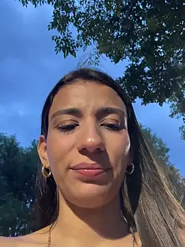 Snapshot of -juicy_ chatting on 11/07/25, 10:32 -juicy online show from 11/07/25, 10:32