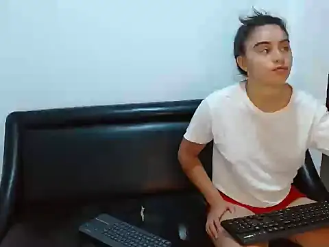 Snapshot of Cristalll_0925 chatting on 10/14/25, 11:05 Cristalll 0925 online show from 10/14/25, 11:05