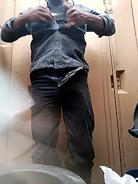 Snapshot of Kesurra chatting on 11/19/25, 08:09 Kesurra online show from 11/19/25, 08:09