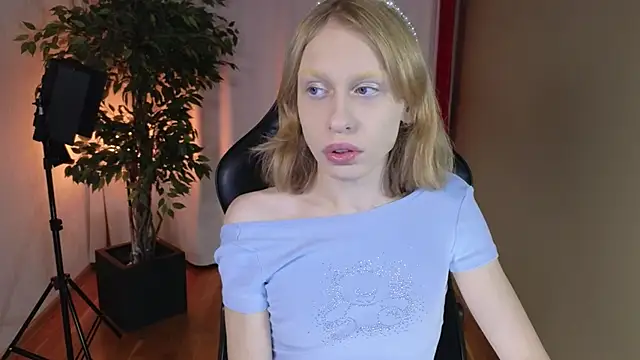 Snapshot of BarbieRichy chatting on 10/16/25, 06:36 BarbieRichy online show from 10/16/25, 06:36