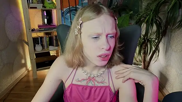 Snapshot of BarbieRichy chatting on 10/19/25, 05:19 BarbieRichy online show from 10/19/25, 05:19