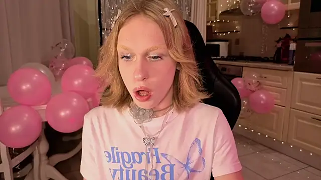 Snapshot of BarbieRichy chatting on 10/24/25, 05:48 BarbieRichy online show from 10/24/25, 05:48